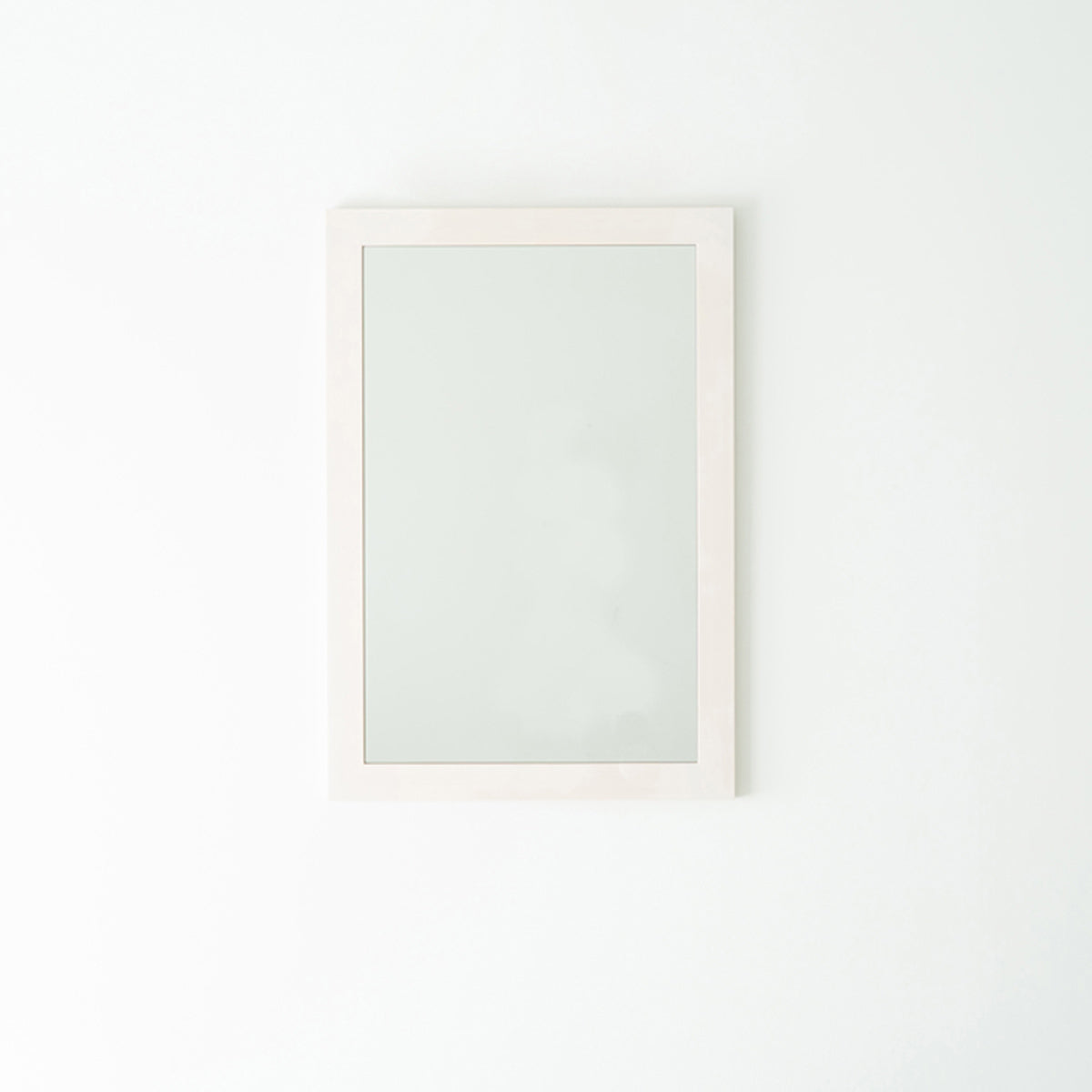 シンプルで場所を選ばず使いやすい、天然木を使用した国産幅広枠ウォールミラー。