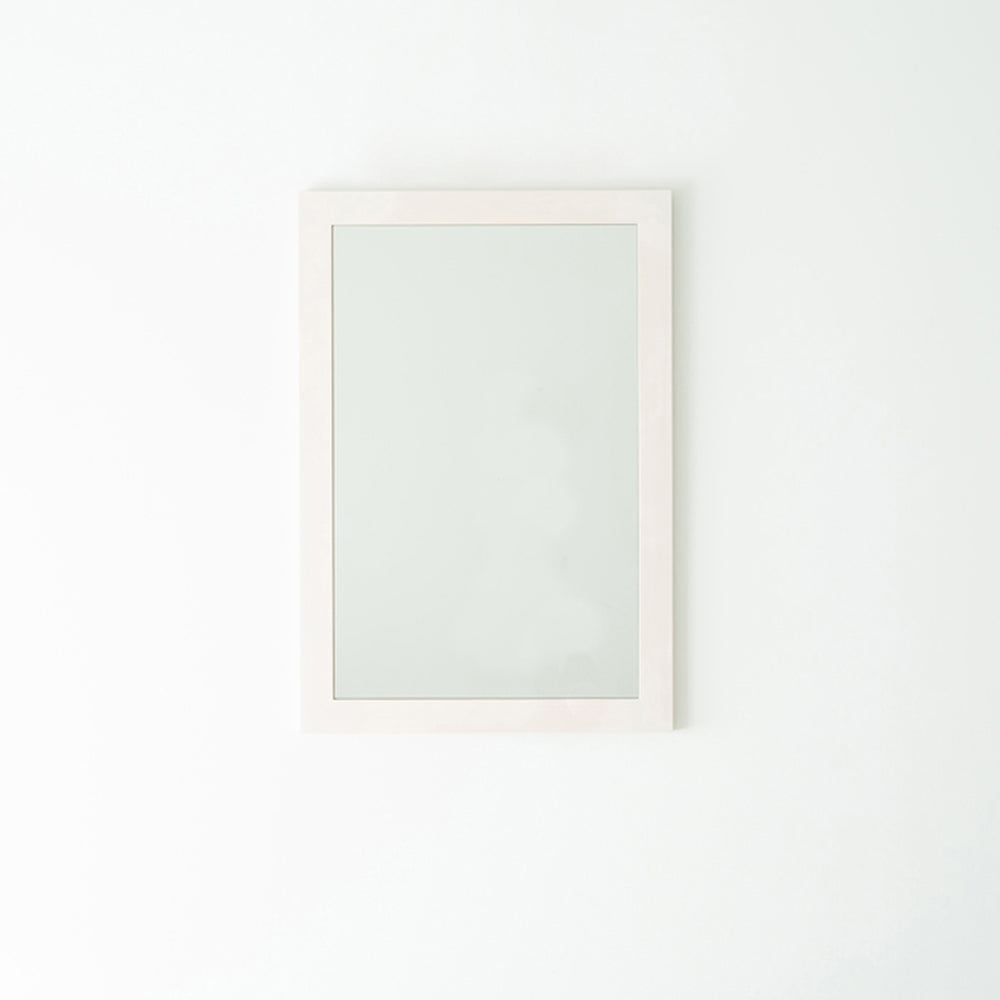 シンプルで場所を選ばず使いやすい、天然木を使用した国産幅広枠ウォールミラー。