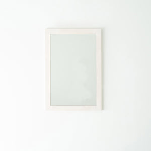 シンプルで場所を選ばず使いやすい、天然木を使用した国産幅広枠ウォールミラー。