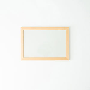 鏡を設置すると、空間に奥行が生まれてお部屋が広く感じられ、ミラーが光を反射することでお部屋全体が明るくなるというメリットもあります。