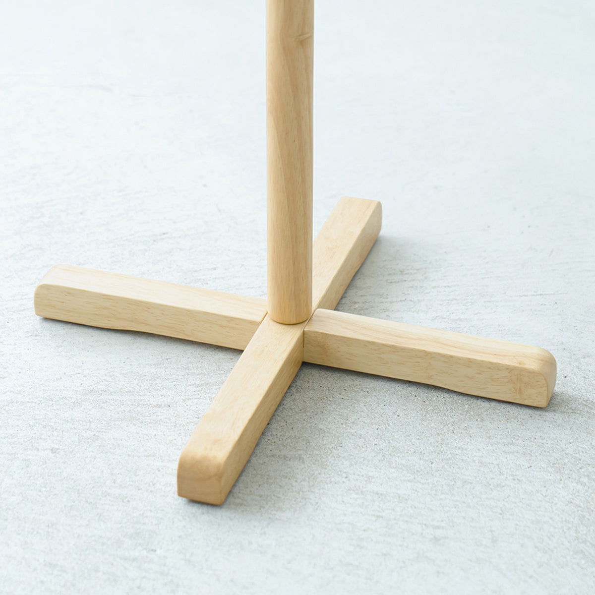【しっかり支える、安定の脚】たくさん掛けてもぐらつきにくい、安定感のあるクロス脚を採用しているから、毎日使うものだからこその安心感があります。