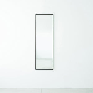 【毎日の生活にアートな鏡を】まるで一枚の絵画を飾るように壁に設置すれば、殺風景になりがちな空間もぐっと華やぎ、日常の景色を美しく切り取ってくれます。