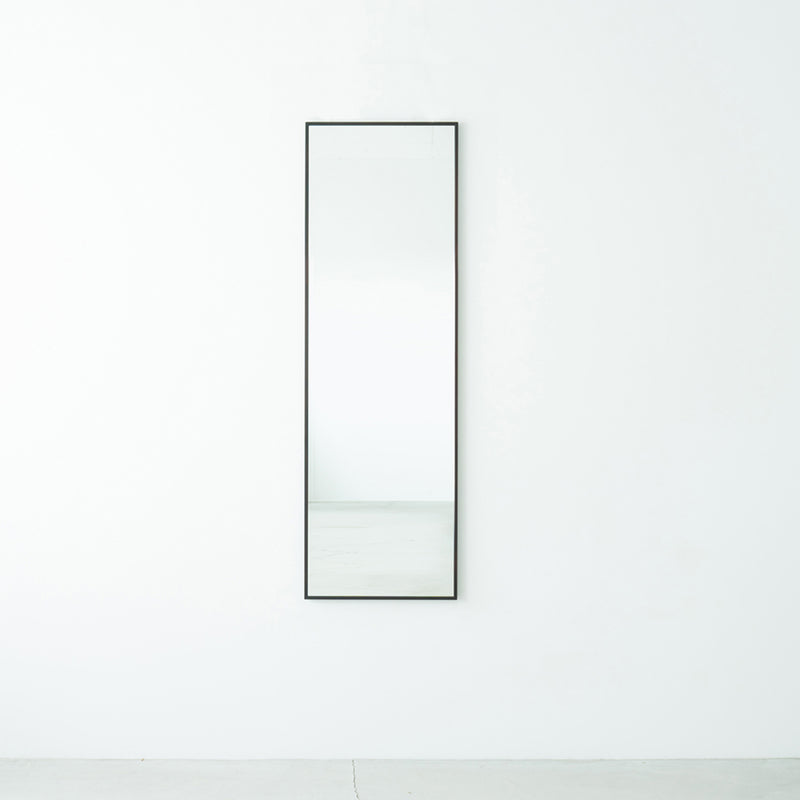 【毎日の生活にアートな鏡を】まるで一枚の絵画を飾るように壁に設置すれば、殺風景になりがちな空間もぐっと華やぎ、日常の景色を美しく切り取ってくれます。