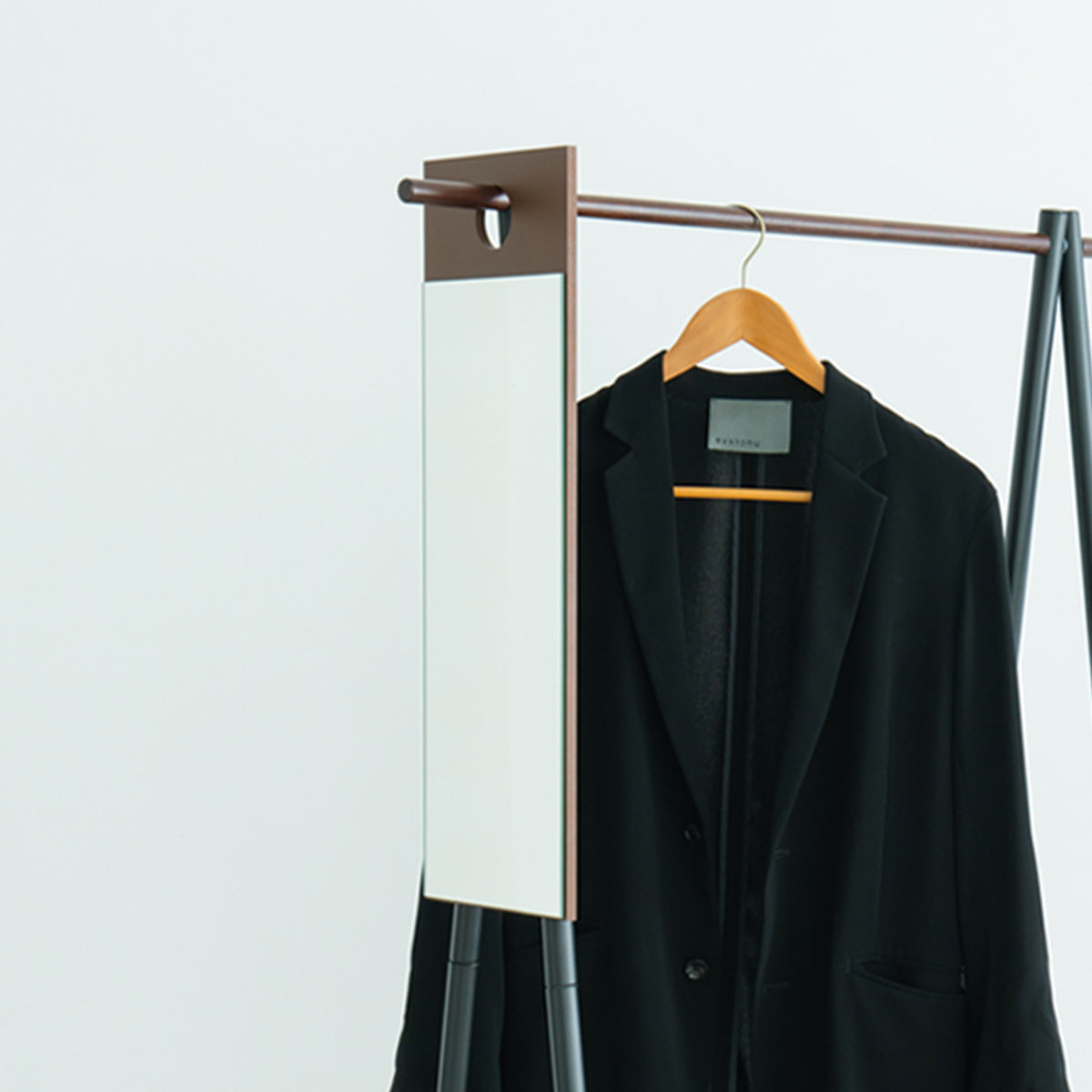 【お出かけ前のチェックに】ハンガーラックと並べて、お洋服とのトータルコーディネートを確認できます。