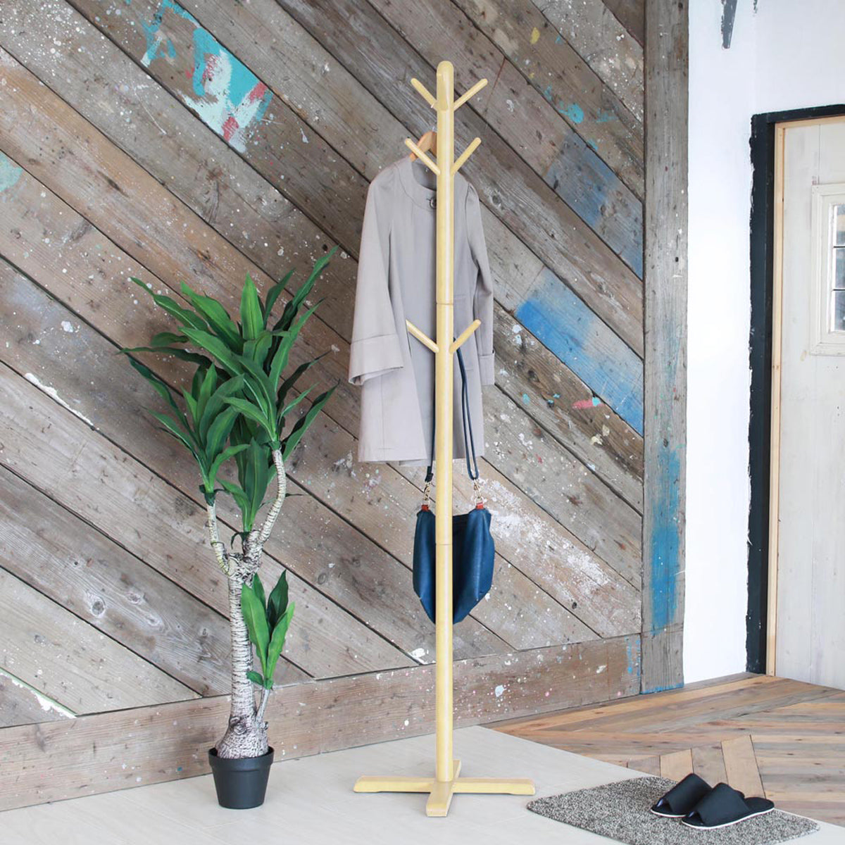 【玄関やお部屋のアクセントに】天然木のぬくもりを感じるナチュラルカラーが、空間に優しく馴染みながら収納力をプラスします。