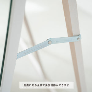 【お好みの角度で】光の入り方や写り方に合わせて、簡単にミラーの角度を微調整できます。