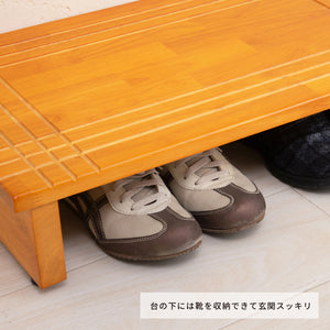 【踏み台の下は、指定席】普段使いの靴を踏み台の下にサッと収納するだけで、散らかりがちな玄関が驚くほどスッキリ片付きます。