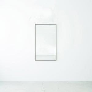 【洗練のオリジナルカラー】他にはないモクカグ限定のグレーフレームが、上品で落ち着いた空間を演出します。