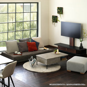 【もっと自由なリビングへ】滑り止め付きの背クッションは、置くだけでどこでも背もたれになるので、友人や家族と集まるリビングが、もっと自由で快適な空間に変わります。