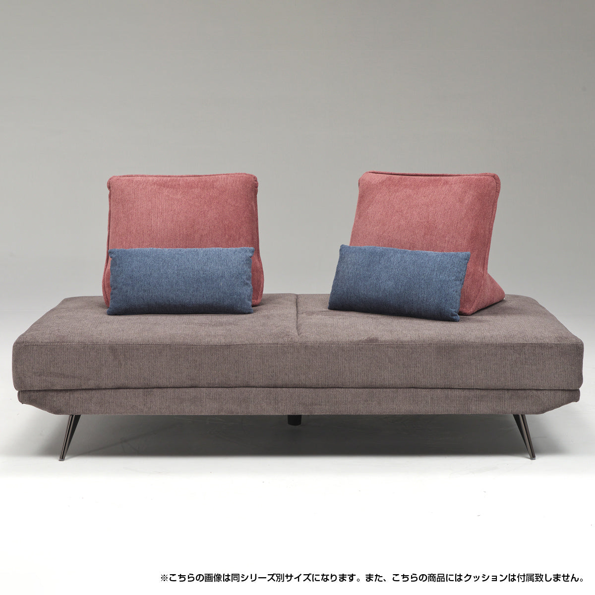 【彩りを添えるクッション】別売りのクッションを組み合わせ、空間に華やかなアクセントを加えられます。