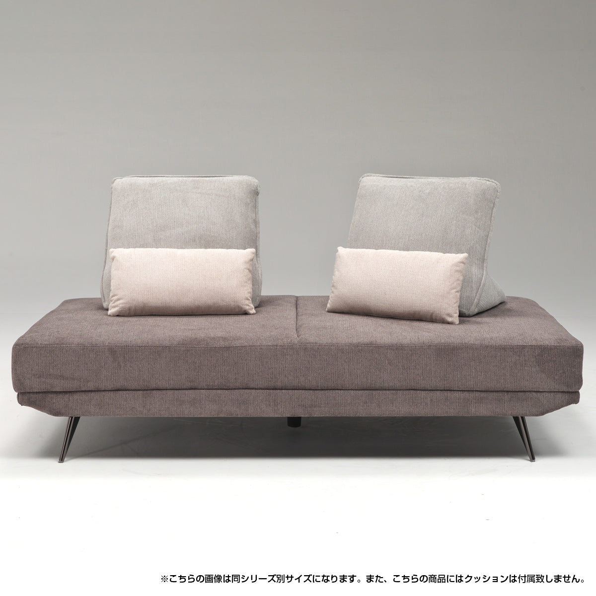 【異なる素材と色合いの調和】背クッションや枕を自由に選び、あなただけの快適な座り心地を追求できます。