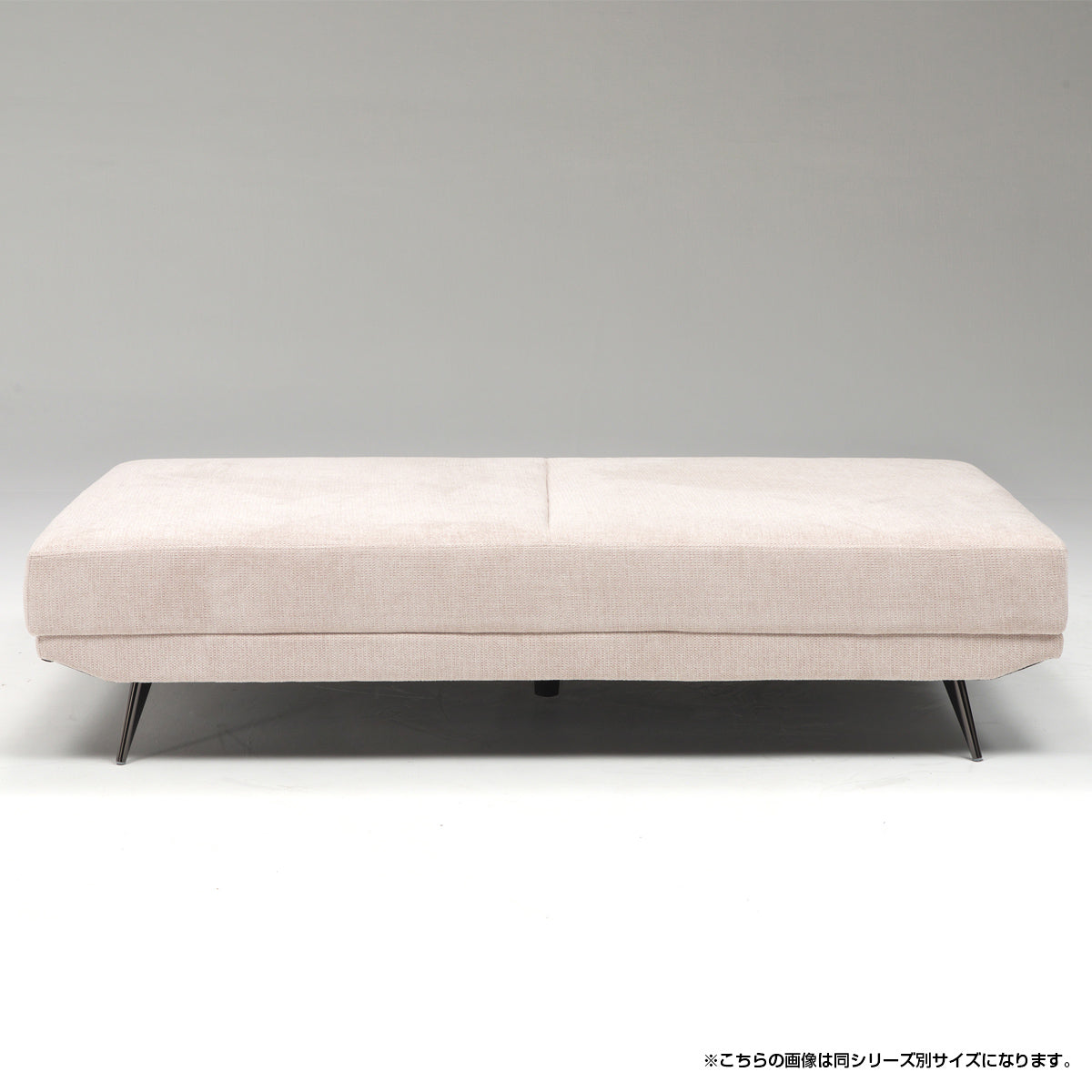 【座面広々、自由な使い方】背クッションを置かずに、広々とした座面を自由に活用できます。