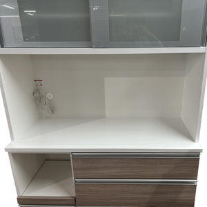 【広々としたオープン収納】電子レンジやコーヒーメーカーなど、使用頻度の高い家電をスムーズに配置できるゆとりの空間です。