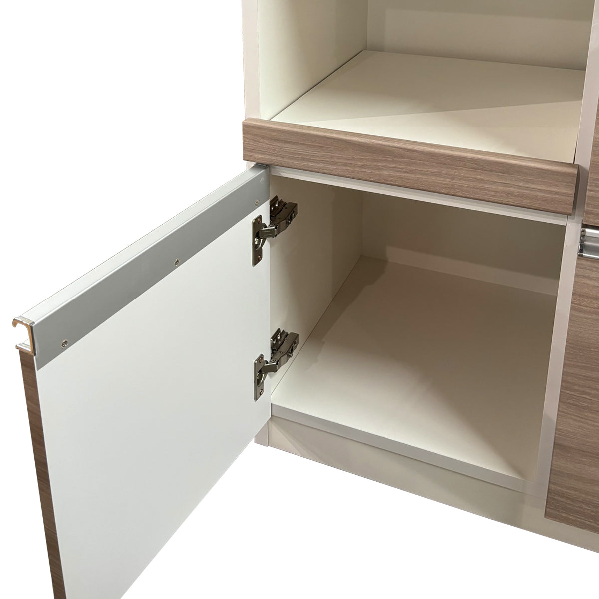 【隠す収納で美しく】食器や調理器具をまとめて収納できる扉付きスペースで、キッチンをいつでもすっきり保てます。