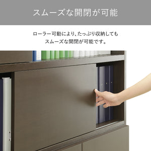 【指一本でラクラク操作】重い書類をたくさん収納しても、ローラー式スライド扉は驚くほど軽やかに開閉します。