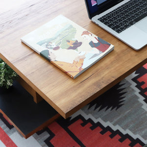 【広々とした天板】ノートPCと雑誌を置いても余裕のある広さで、快適にご利用いただけます。