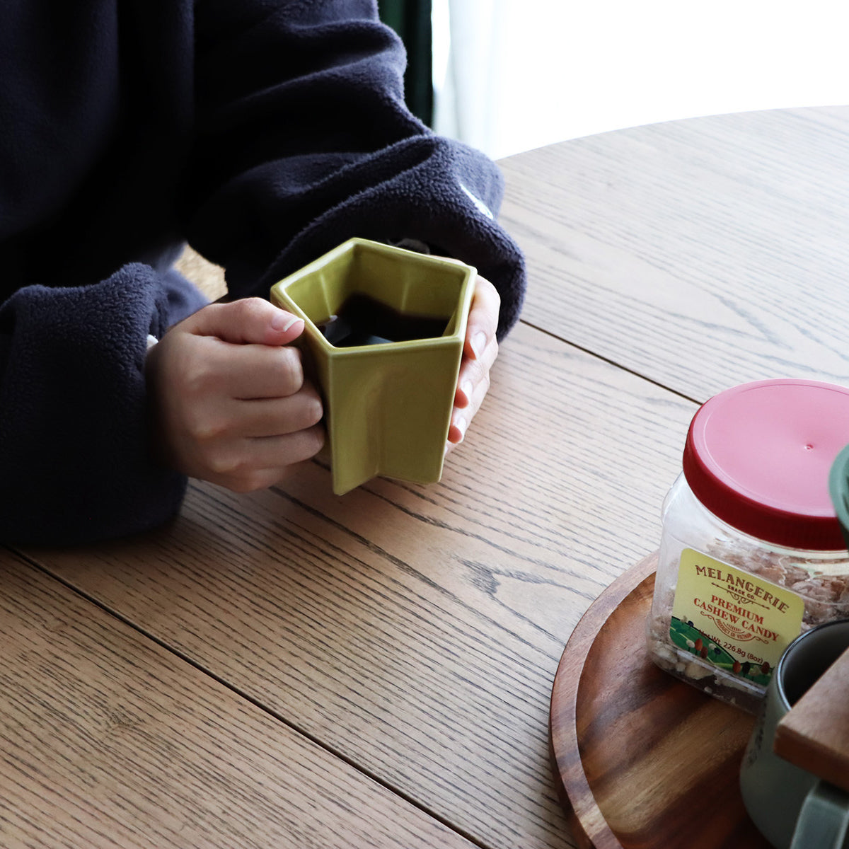 【心地よい手触りの天板】なめらかな質感は、触れるたびに木の温もりを感じさせます。