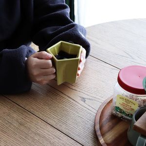 【心地よい手触りの天板】なめらかな質感は、触れるたびに木の温もりを感じさせます。