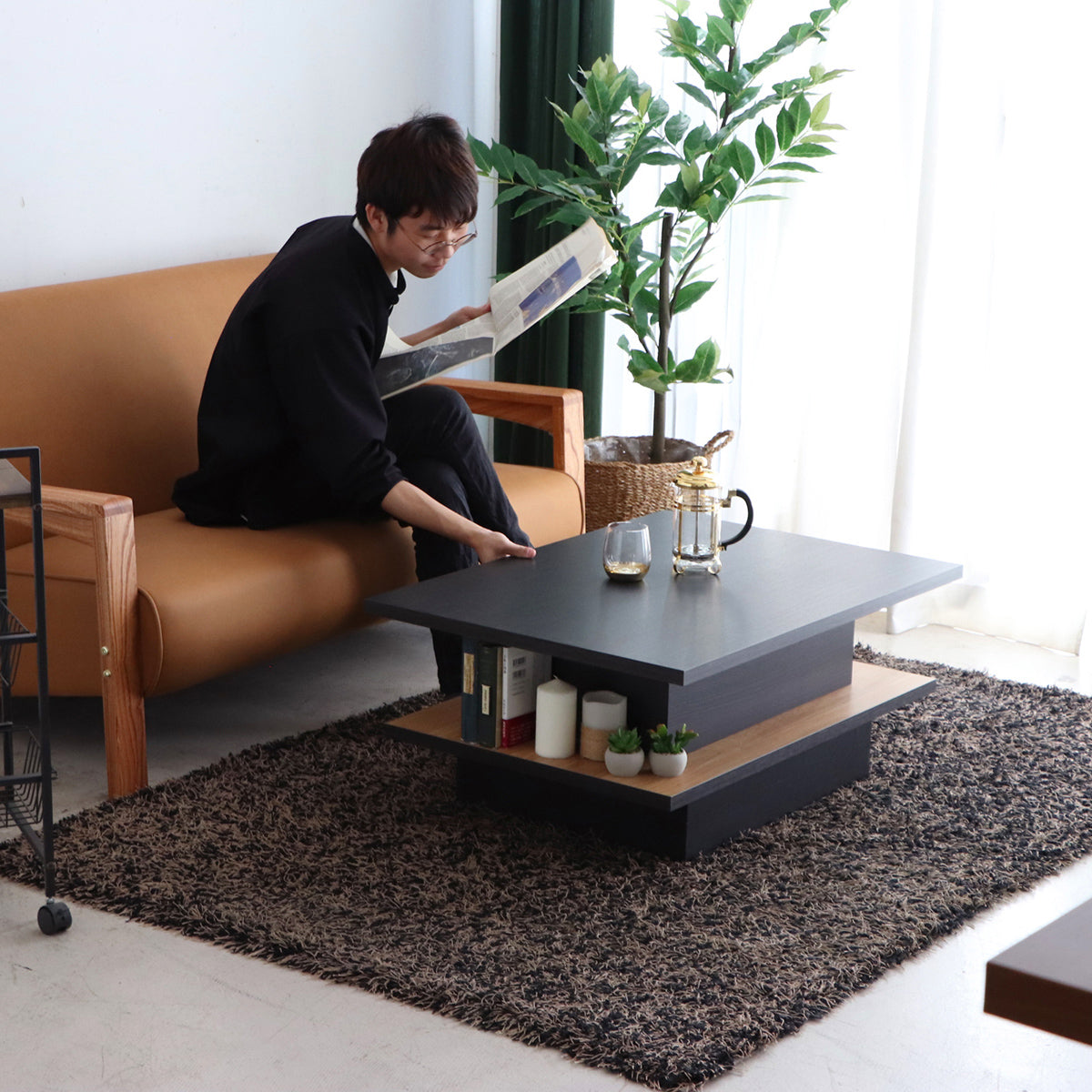 【くつろぎのひとときを】低い状態では、ソファでリラックスしながら読書を楽しむのに最適な高さです。