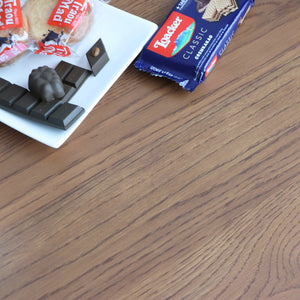 【日々の暮らしを彩るテーブル】丁寧なウレタン塗装で仕上げた天板は、お手入れも簡単で、食事やカフェタイムなど毎日のシーンで気兼ねなく活躍します。