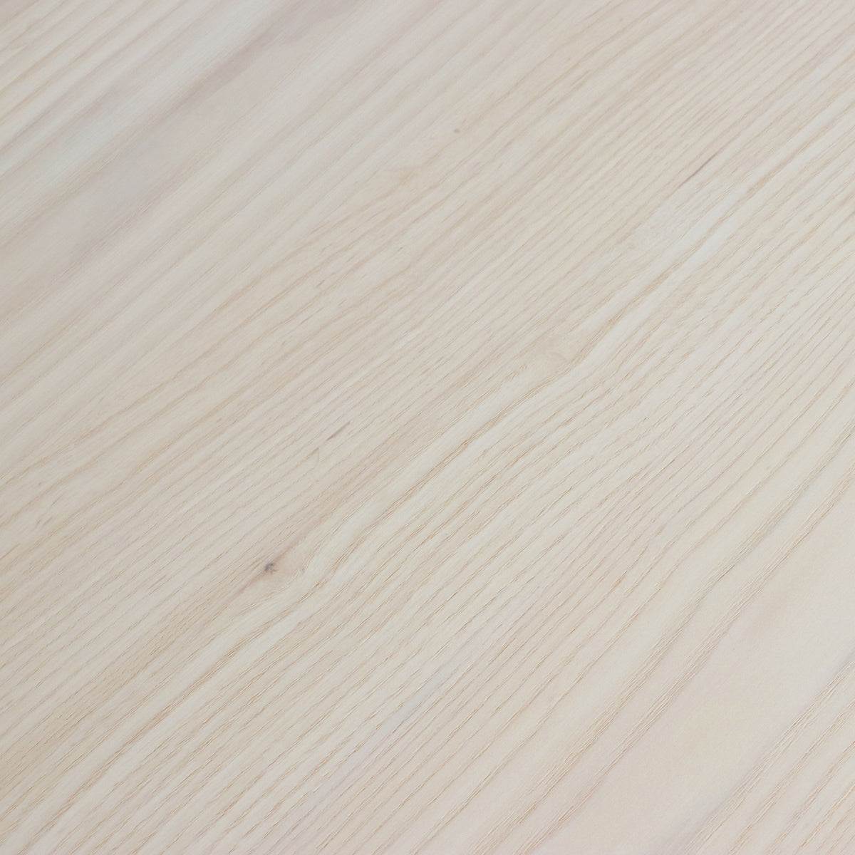 【美しいアッシュ突板】木目がきめ細かく、触り心地の良い上質な仕上がりです。