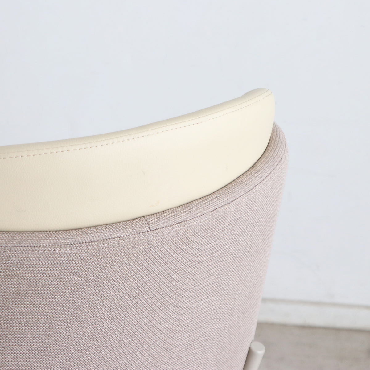 【細部までこだわりを】丁寧な縫製が施された背もたれの切り替え部分は、職人の技術を感じさせます。
