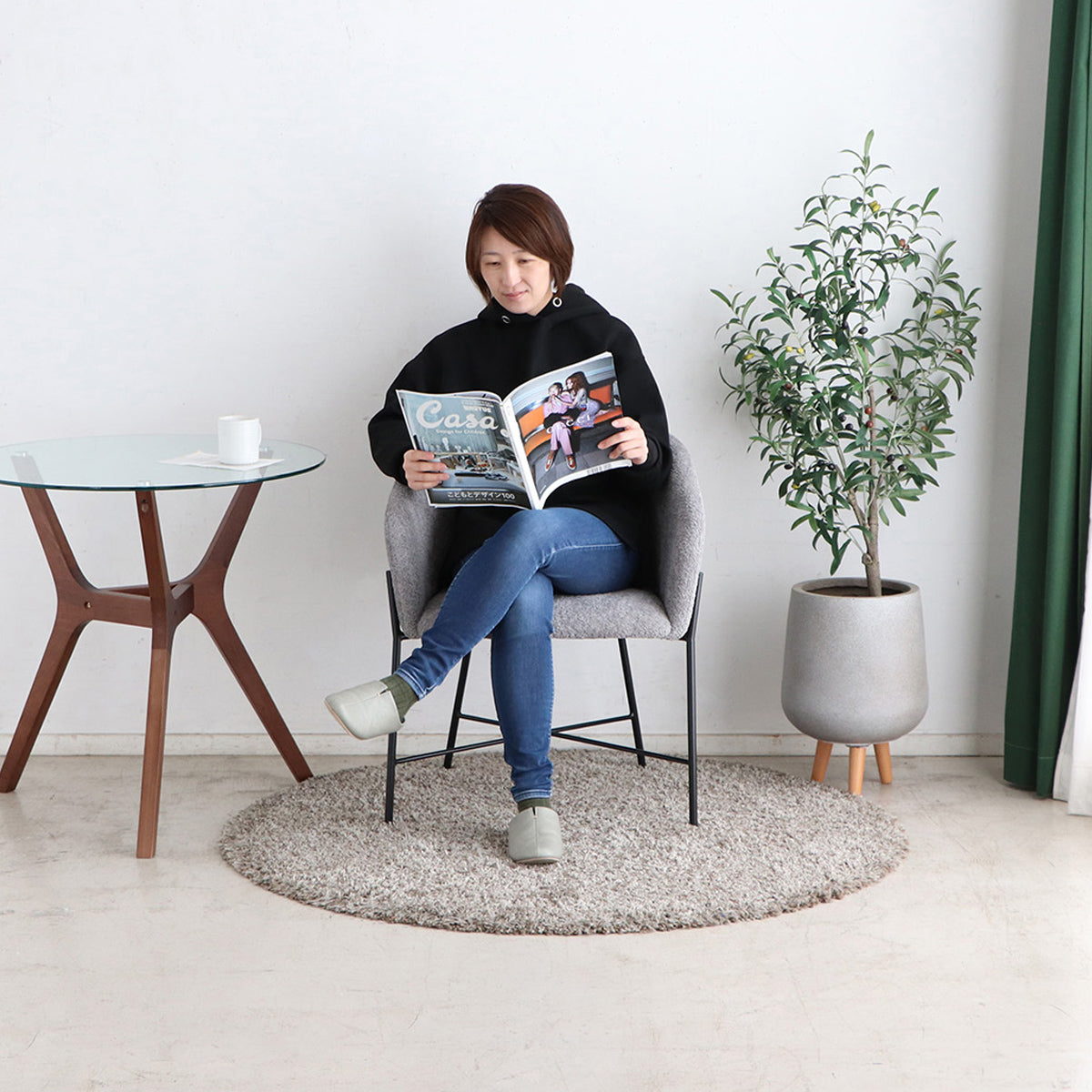 【座り心地に包まれるひととき】ゆったりとした曲線が身体にフィットし、読書タイムをより一層快適にします。
