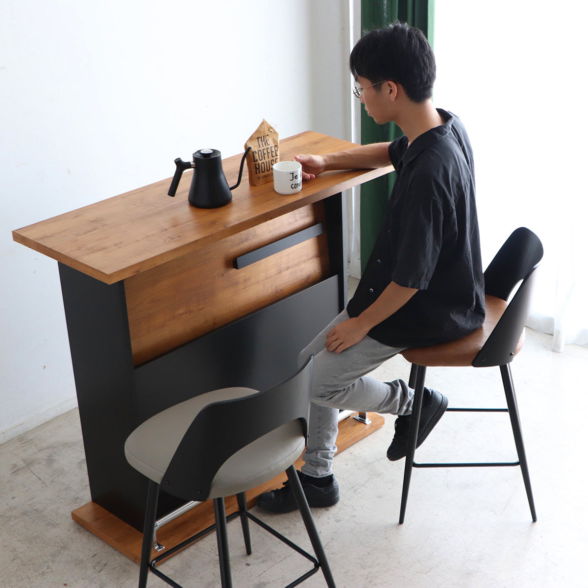 【ゆったりと寛ぐひととき】座面高650mmで、一般的なカウンターテーブルにぴったりの高さ、快適な座り心地で長時間の使用も快適です。