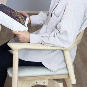 【腕を預けて、くつろぎの読書時間を】緩やかにカーブした肘掛けが腕を優しく支えてくれるので、読書やティータイムなど、自分だけのリラックスした時間をゆったりと過ごせます。