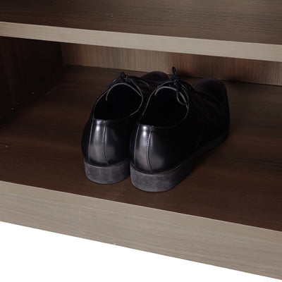 下棚には、シューズ類だけでなく、高さをご調節いただくことで、カバン類の収納としても最適です。