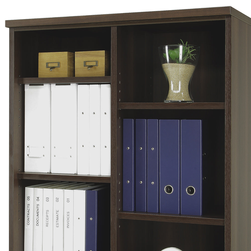 【整然としたデスク周りを実現】ファイルやバインダーが美しく並び、必要な情報にすぐにアクセスできる、機能的な上段収納です。