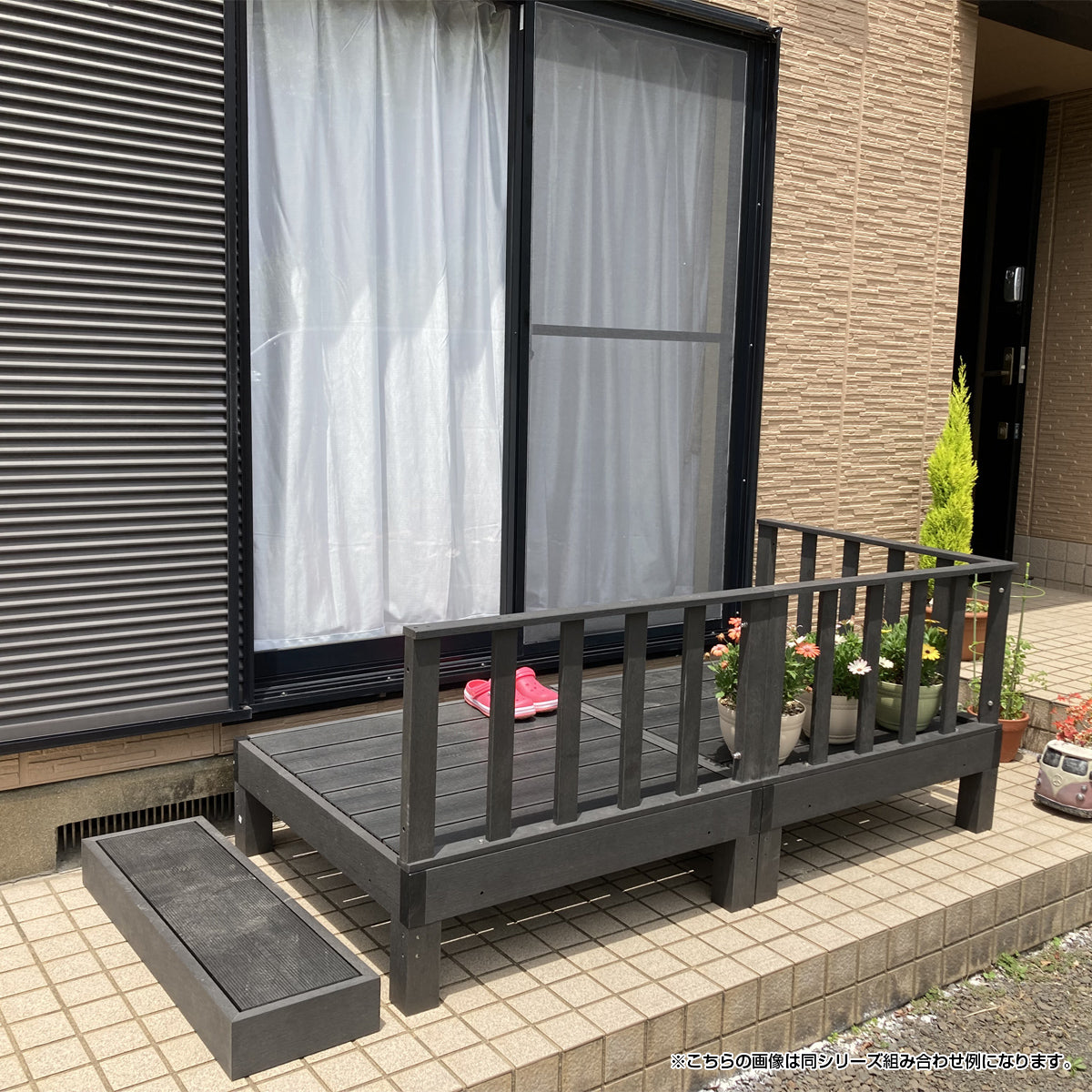【お庭で楽しむガーデニング】シックなブラックカラーは植物の緑を引き立て、お気に入りの鉢を並べれば、おしゃれなガーデニングスペースに早変わりします。