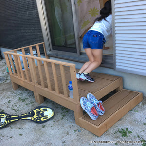 【お子様の庭遊びを見守る】オプションの踏み台と組み合わせれば、小さなお子様でも楽に乗り降りができ、お庭で遊ぶ姿を安心して見守れます。