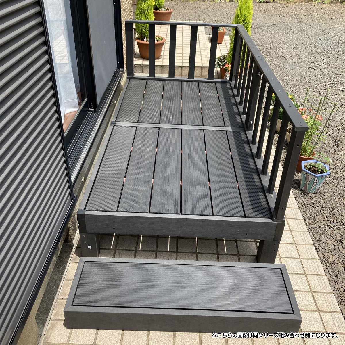 【滑りにくい表面加工】雨の日でも安心な、溝付きの表面加工で安全性にも配慮しています。