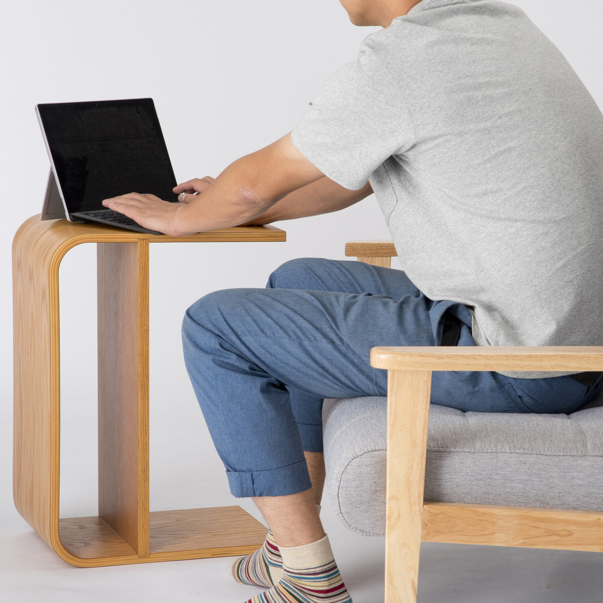 【在宅ワークにも最適】膝に近い位置に天板がくるので、PC作業も自然な姿勢で行え、自宅でもオフィスのような集中空間を叶えます。