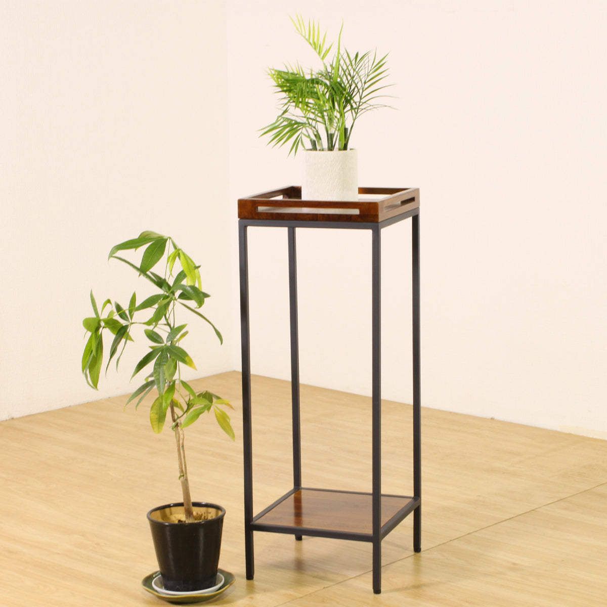 【多様なディスプレイを楽しんで】上質なチーク材の天板と棚板で、お気に入りの植物や小物を美しく飾れます。