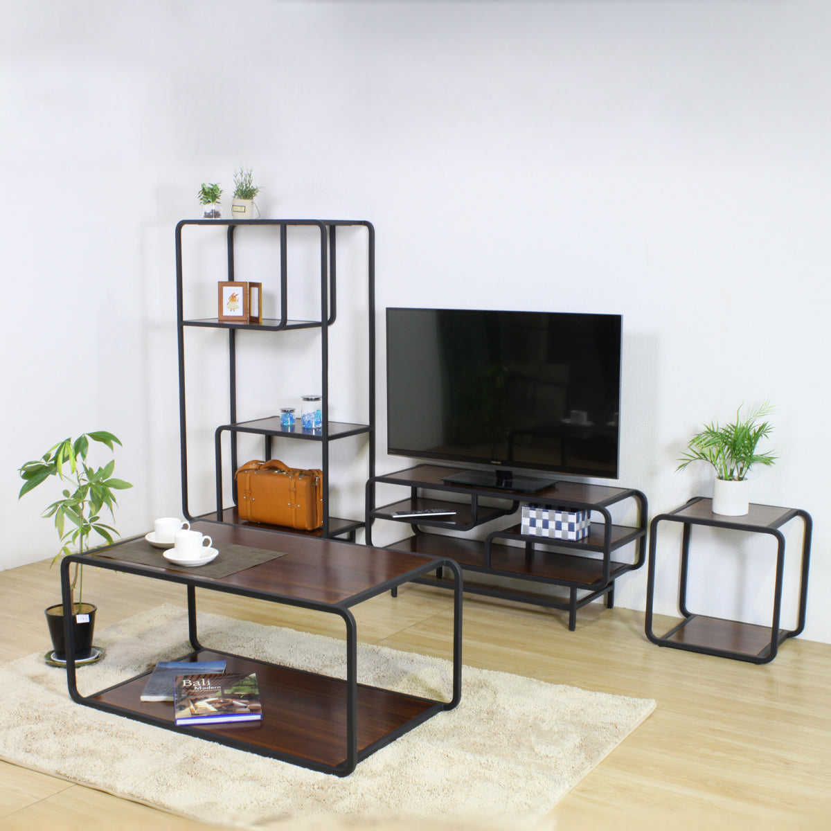 【シリーズで統一感】アイアンチークシリーズの家具を揃えれば、お部屋全体に落ち着きと洗練された雰囲気が生まれます。