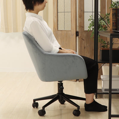 座面の奥行は約40cmと浅めのため、女性でも背中まで深く腰掛けて座れる設計になっています。