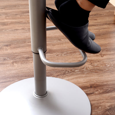 足置き付きですので、小柄な方でもスムーズに立ち座りができ、足を置いてリラックスした姿勢での使用が可能です。