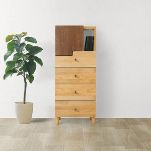 【お部屋に馴染む個性派チェスト】アルダー材の優しい木目と個性的なデザインが、どんなお部屋にも自然に溶け込み、心地よい空間を作り出します。