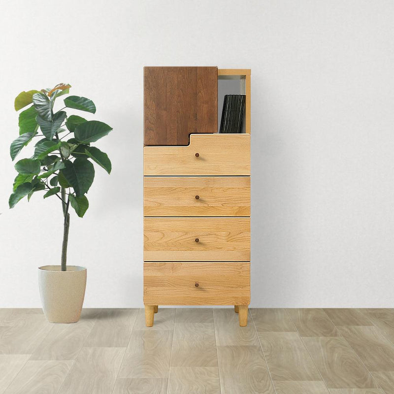 【お部屋に馴染む個性派チェスト】アルダー材の優しい木目と個性的なデザインが、どんなお部屋にも自然に溶け込み、心地よい空間を作り出します。