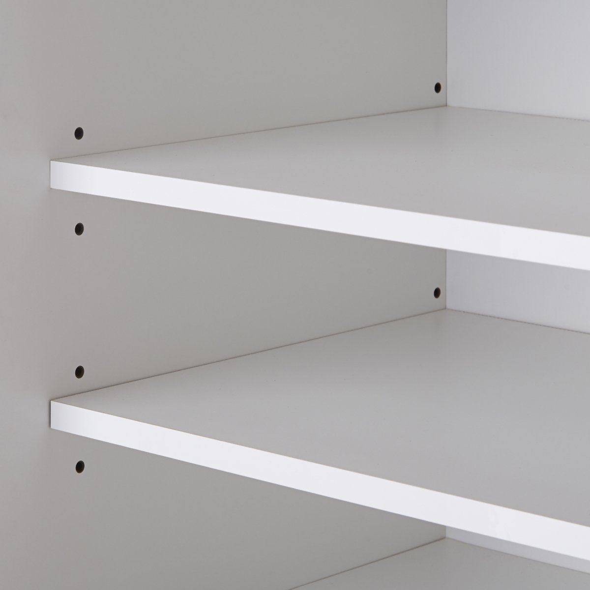 【収納物に合わせて調整自在】細かく高さ調節できる棚板で、様々なサイズの食器や調理器具を美しく収められます。