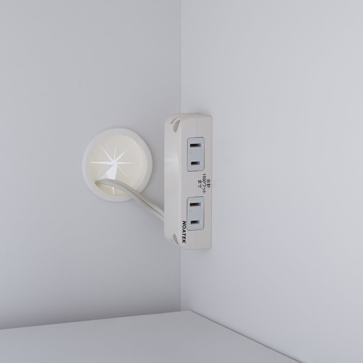 【便利なコンセント付き】調理家電の使用に便利な2口コンセントを完備し、配線もスマートにまとまります。