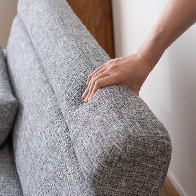 手触りのいい張地と、適度な硬さの背もたれと座面により、ソファに座ってゆったりとくつろぐことができます。
