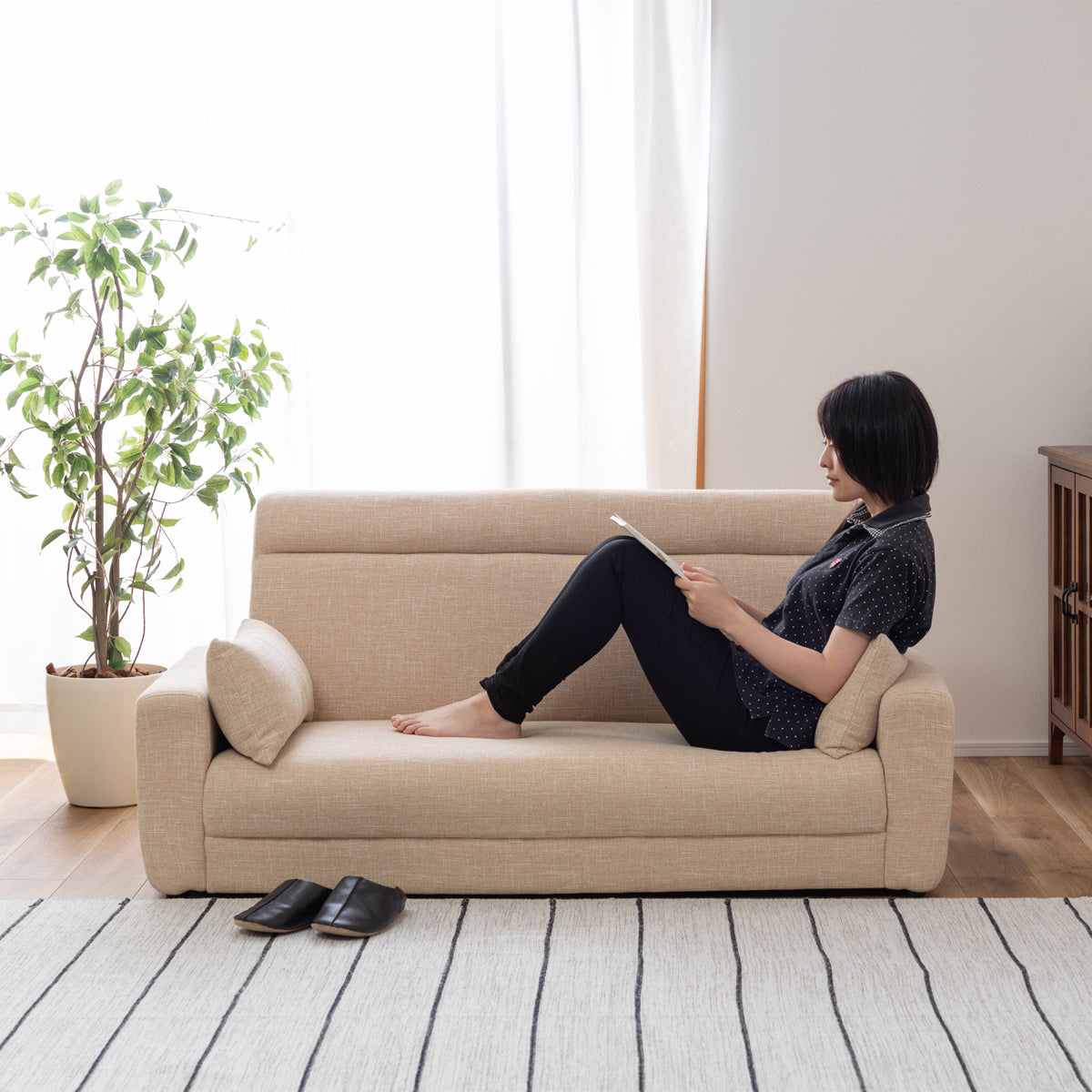 【自分だけの贅沢な時間】身体を預けてゆったりと、読書やタブレット操作に集中できます。