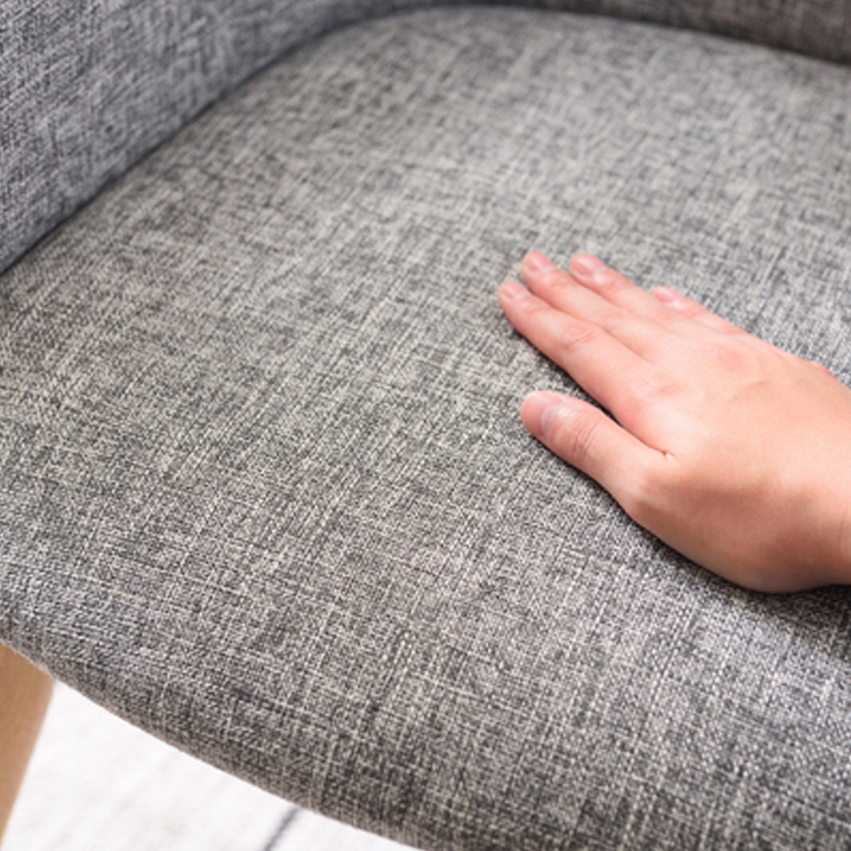 【肌触りの良いファブリック】さらりとしたポリエステル素材の張地は、オールシーズン快適にお使いいただけます。