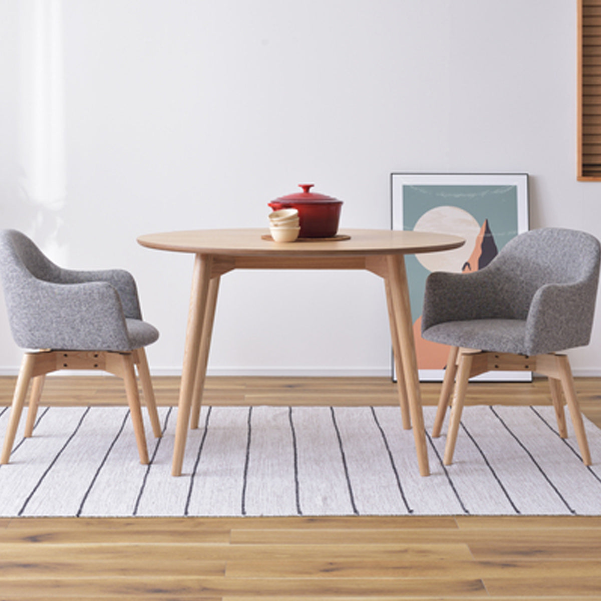 【心地よい団欒を】ゆったりと座れるアームチェアが、お二人の食事や会話の時間を豊かに彩ります。