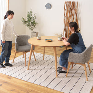 【スムーズな立ち座り】360度回転する座面だから、椅子を引かずに体勢を変えられ、会話も弾みます。