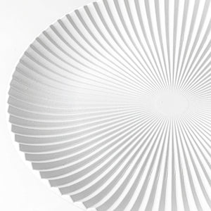 【細部に宿る美意識】光の角度で表情を変える立体的な天板デザインが、空間に奥行きと洗練をもたらします。