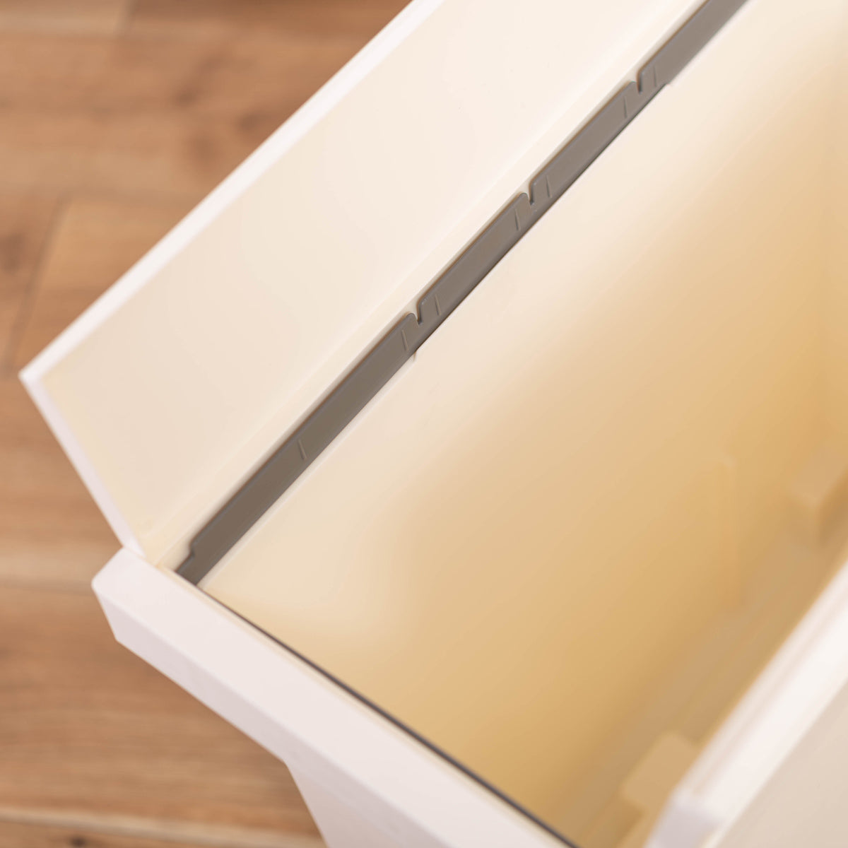 【隠せる袋止めリング】ゴミ袋のフチが見えず、生活感をオフにしてくれます。